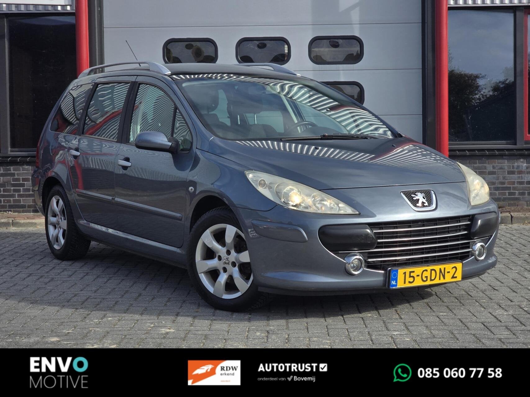 Peugeot 307 SW 2.0-16V Premium Pano/Clima/Trekhaak/Cruise, Auto's, Gebruikt, Zwart, 4 cilinders, 7 stoelen