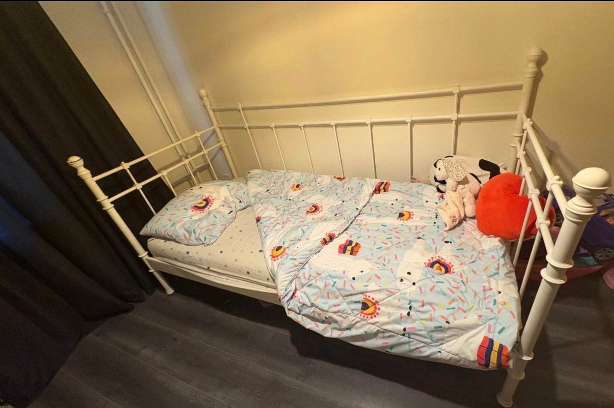 Wit metalen eenpersoonsbed met spijlen, Ophalen, Gebruikt, 90 cm, Eenpersoons