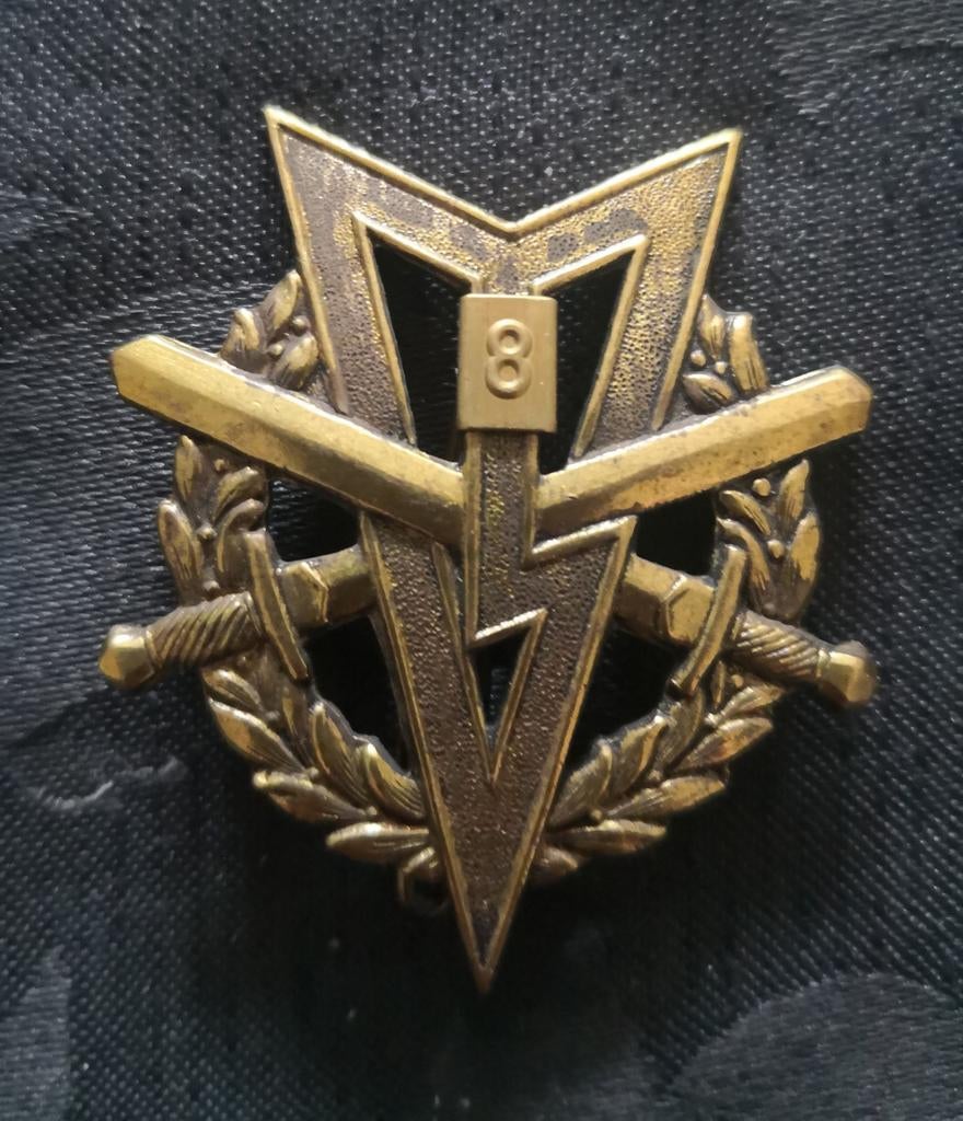 MLV speld met cijfer 8, Verzamelen, Militaria | Algemeen, Verzenden, Landmacht, Nederland, Embleem of Badge