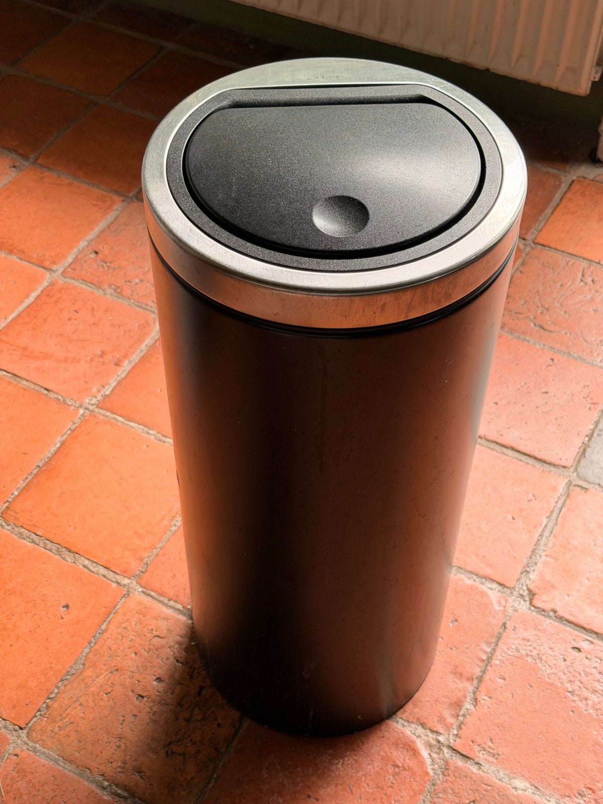 Brabantia Prullenbak 30L - Zwart met zilveren rand, 30 tot 40 liter, Ophalen, Gebruikt, Metaal