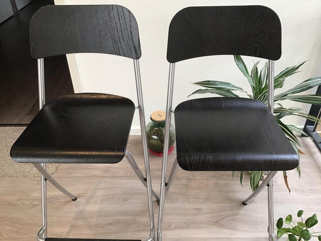 Twee zwarte hoge barkrukken met metalen frame, Huis en Inrichting, Stoelen, Ophalen, Gebruikt, Twee, Barkruk