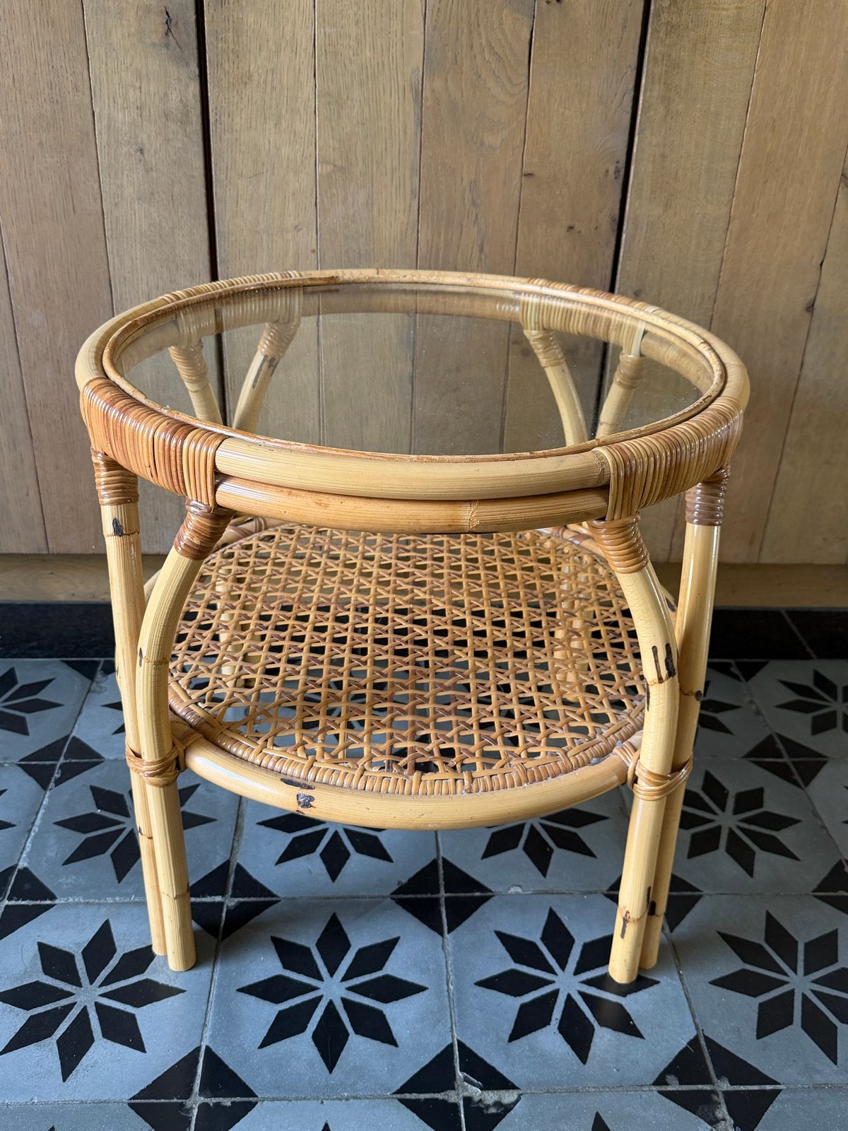 Prachtige Rotan bijzettafel met glazen blad, Minder dan 55 cm, Gebruikt, Rond, Glas