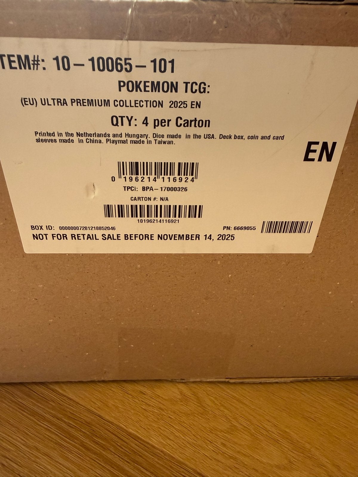 Mega Charizard UPC CASE (4 stuks) - Kleine beschadigingen, Hobby en Vrije tijd, Ophalen of Verzenden, Zo goed als nieuw, Overige typen