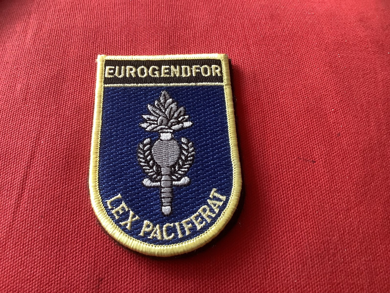 Badge van de Kmar Eurogendfor met veldcro, Ophalen of Verzenden, Marechaussee, Nederland, Embleem of Badge