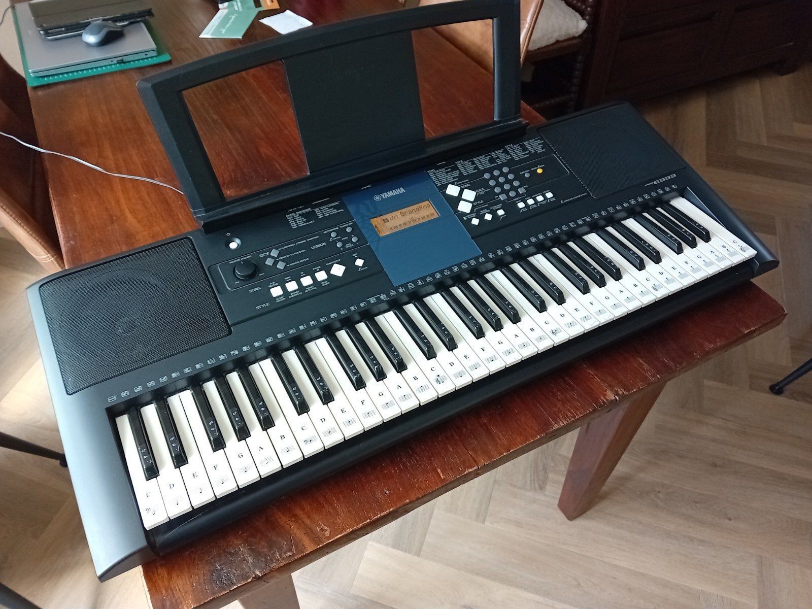 Yamaha PSR-E333 Keyboard - Zo goed als nieuw, Ophalen, 61 toetsen, Yamaha, Met standaard