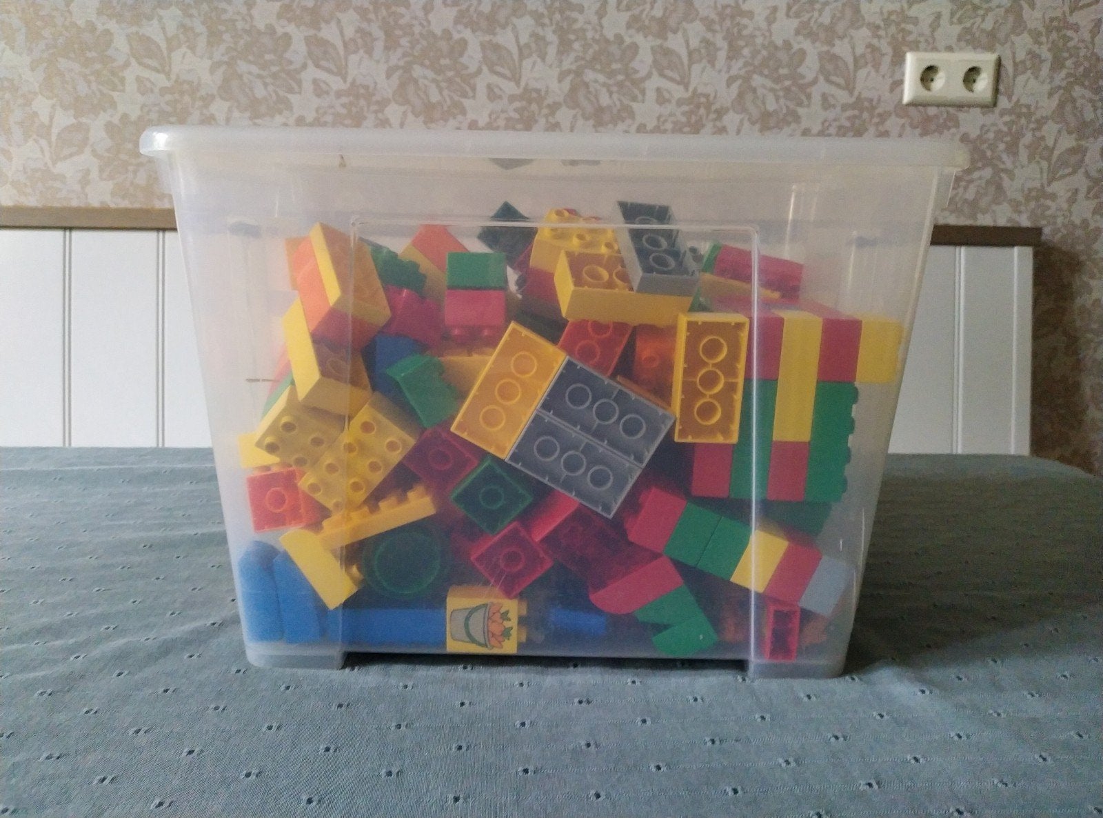 Bak met veel losse Duplo blokken