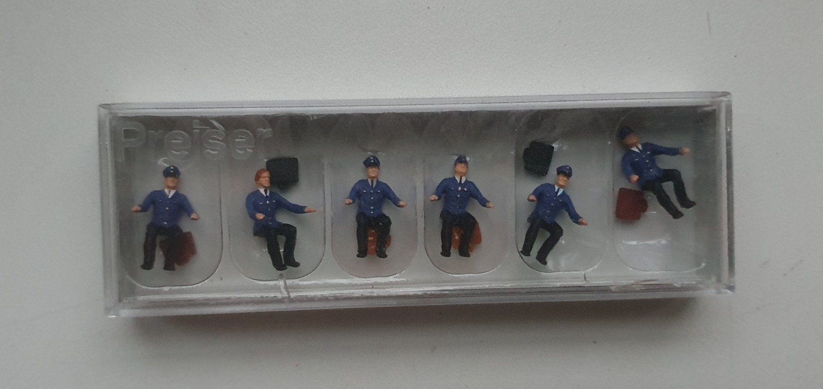 Preiser 10557 zittend treinpersoneel. HO, Overige merken, Gelijkstroom of Wisselstroom, Overige typen, Nieuw