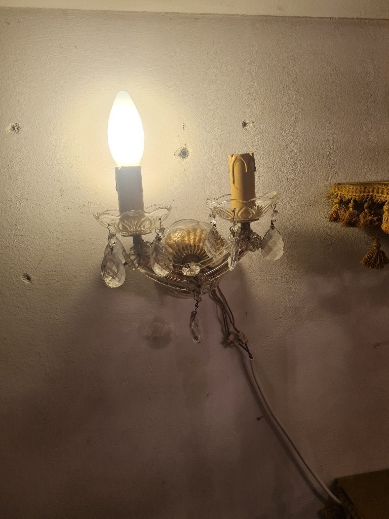 Oud wandlampje met kristallen pegels foto 1 en 2