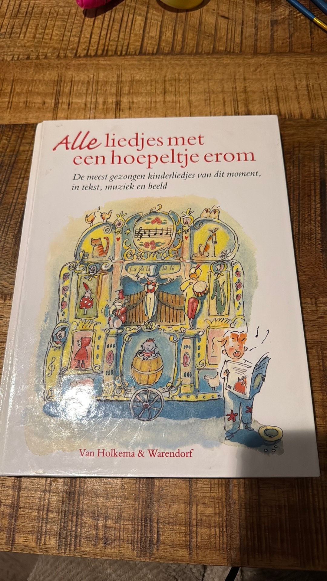Alle liedjes met een hoepeltje erom, Ophalen of Verzenden, Zo goed als nieuw, Fictie algemeen