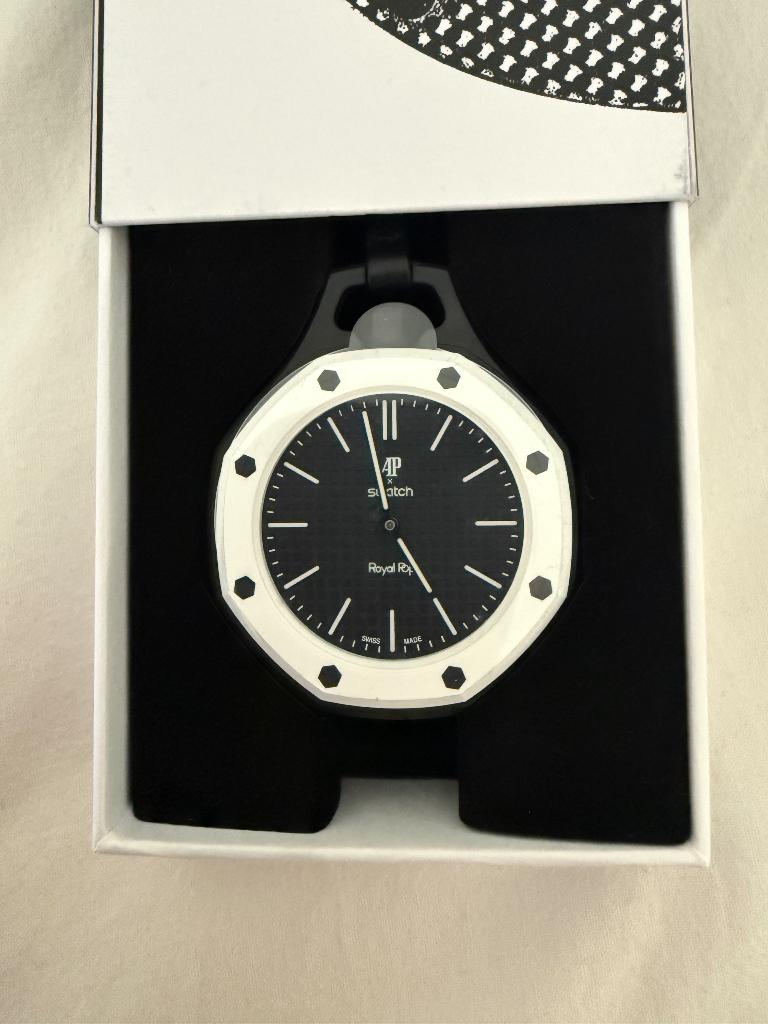 Swatch x Audemars Piguet Royal Pop Ocho Negro, Sieraden, Tassen en Uiterlijk, Horloges | Heren, Overige merken, Overige materialen