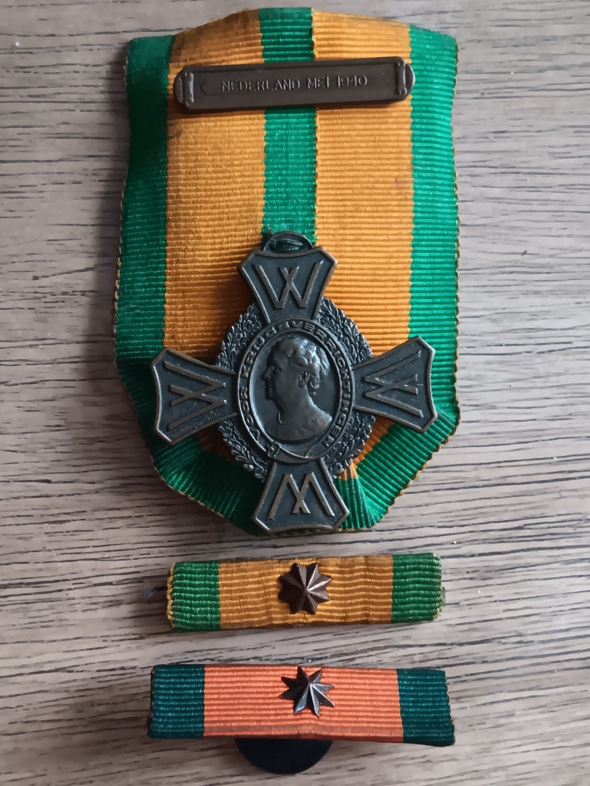 Nederlandse medaille met batons, A. Tack, Verzamelen, Ophalen of Verzenden, Overige soorten, Nederland, Lintje, Medaille of Wings