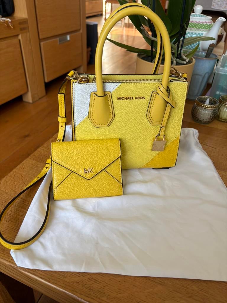 Michael kors, Ophalen of Verzenden, Zo goed als nieuw, Geel, Schoudertasje