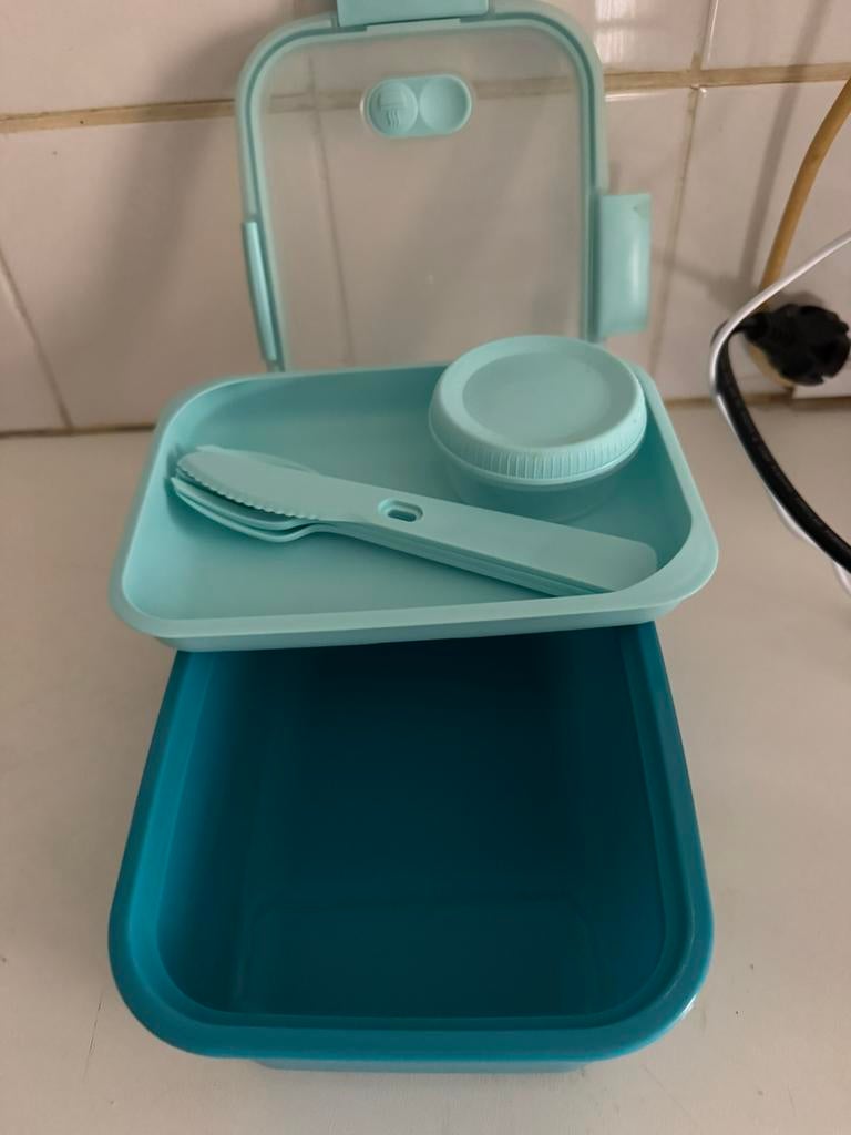 Curver lunchbox. Incl bestek en dressing- sausbakje., Ophalen of Verzenden, Nieuw, Blauw, Bus of Trommel
