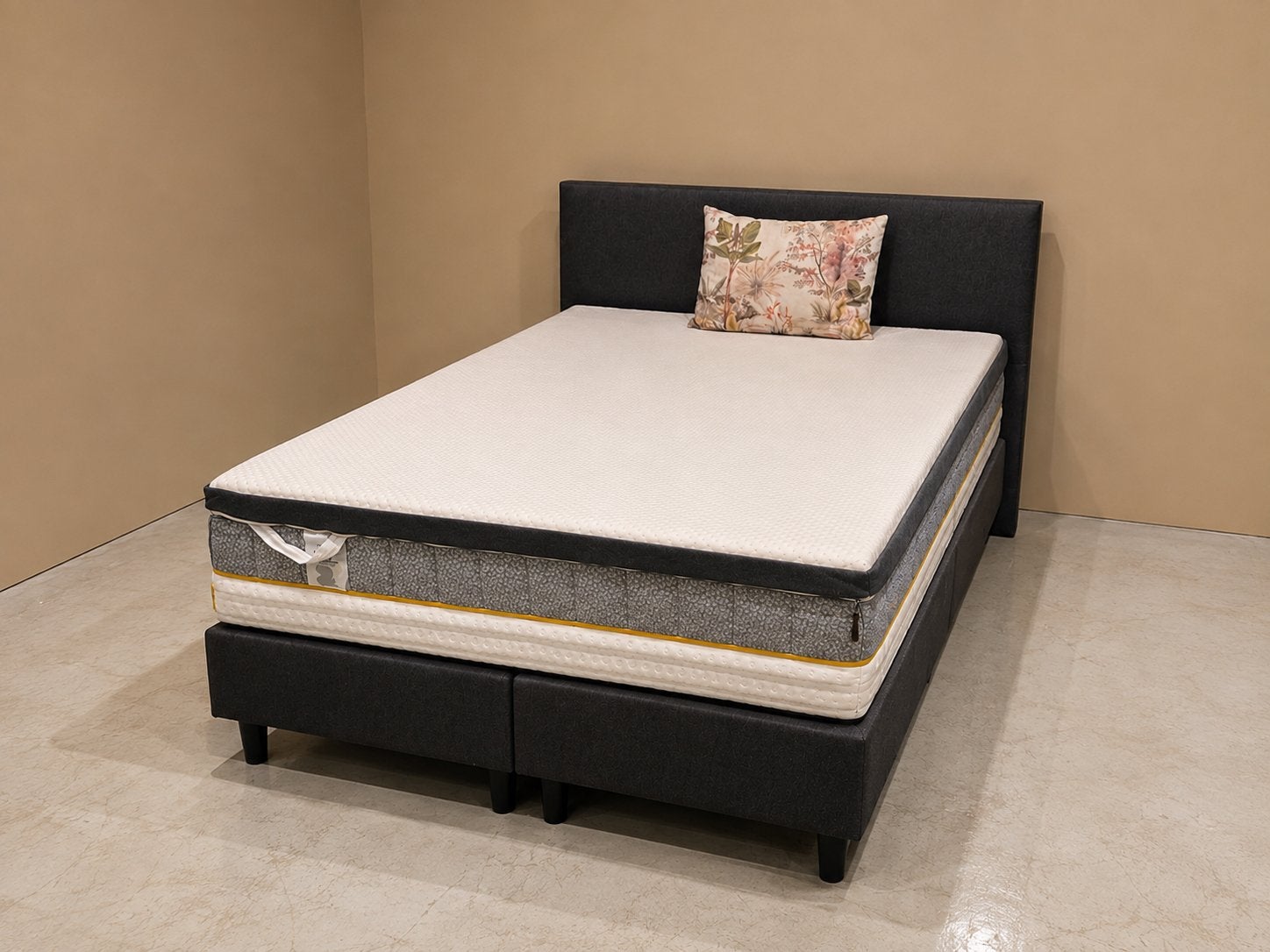 Mooie boxspring bed 140x200 met dikke matras en topper, Ophalen, ., Zwart, Tweepersoons