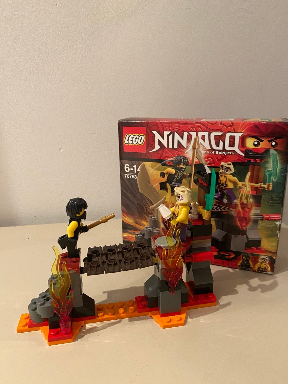Lego Ninjago 70753 Lava Falls - 100% Compleet met doos en bo, Lego, Ophalen of Verzenden, Zo goed als nieuw, Compleet
