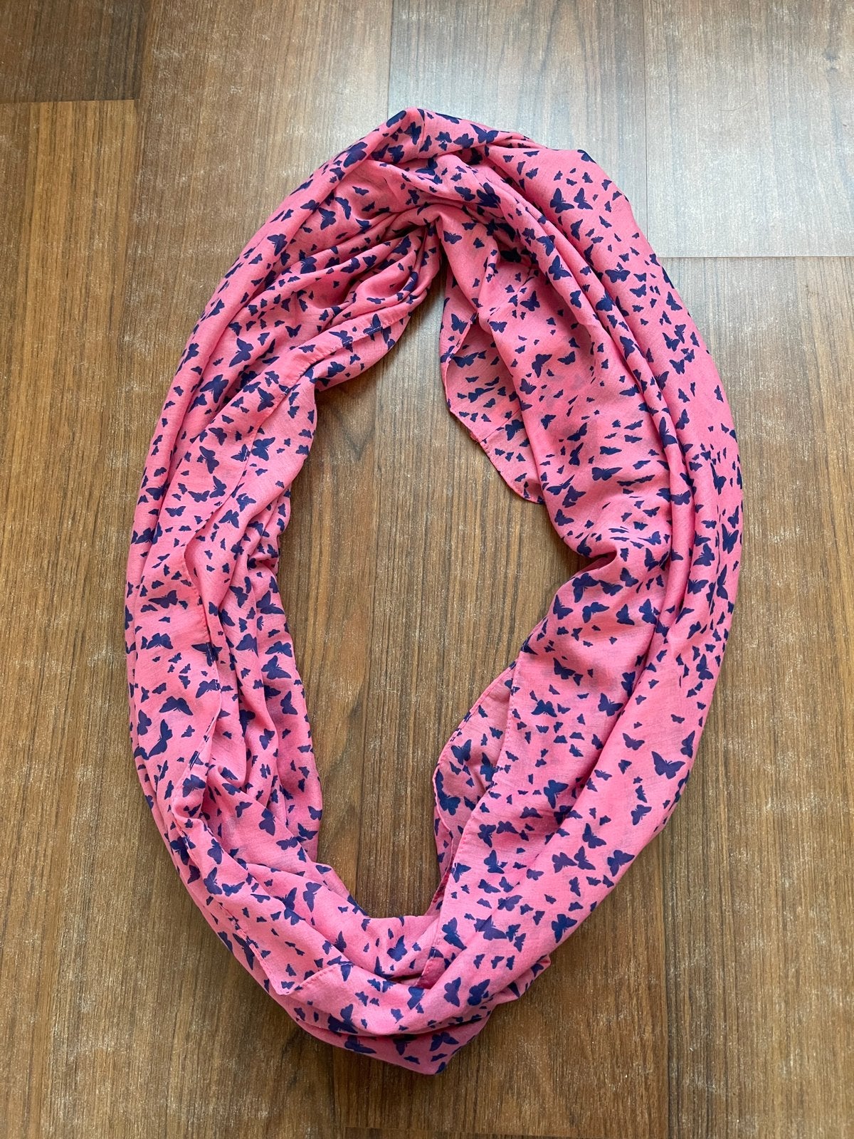 Roze sjaal met blauwe vlinders, pieces, Ophalen of Verzenden, Zo goed als nieuw, Sjaal