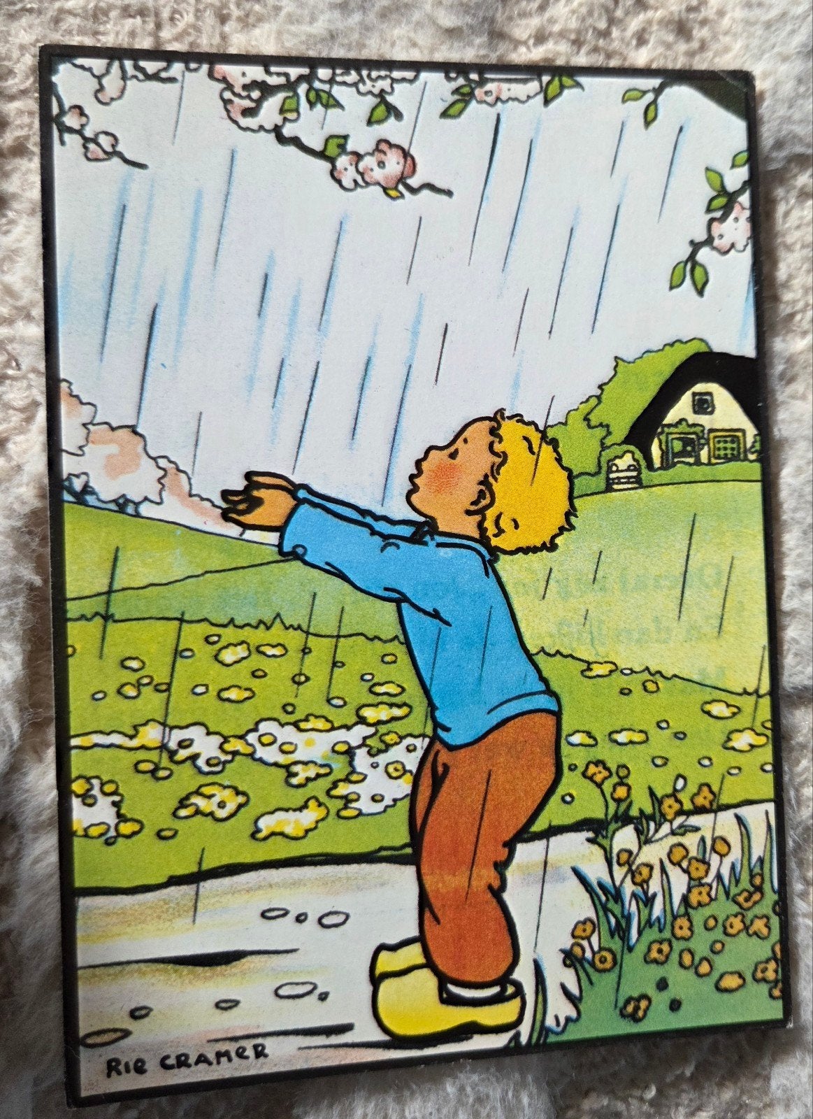 Vintage Rie Cramer Ansichtkaart - Jongen in de regen, Verzenden, 1960 tot 1980, Gelopen, Kinderen