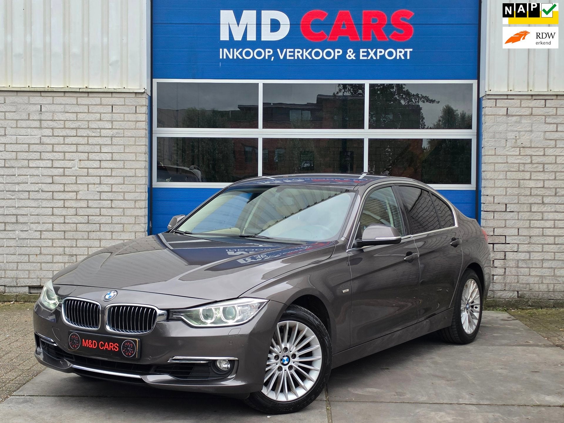 BMW 3-serie 320i Upgrade Edition AIRCO/CR CONTROL/NAVI/LEER, Auto's, Euro 5, Gebruikt, Beige, 4 cilinders