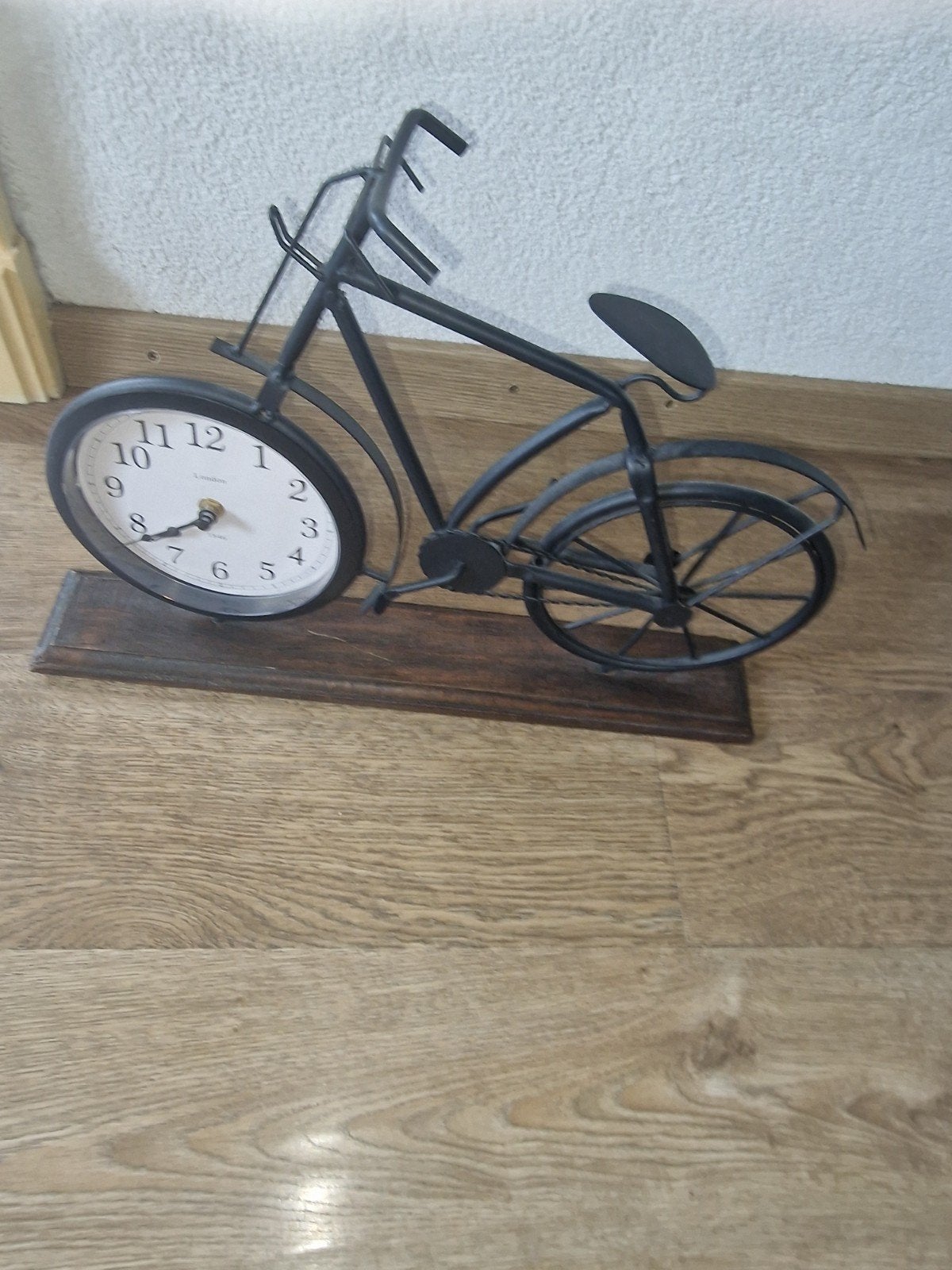 Unieke fietsklok - Decoratieve tafelklok in fietsdesign, Vintage, Analoog, Werkt op batterijen, Ophalen of Verzenden