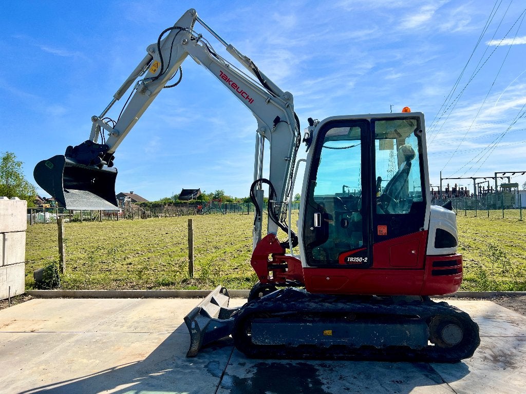 Takeuchi TB250-2 minigraver, Ophalen, Graafmachine