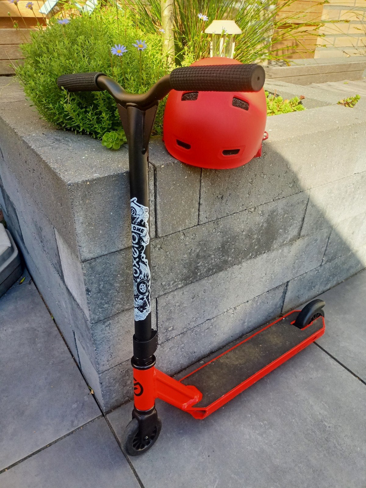 Stuntstep met helm, skates en skateboard., Fietsen en Brommers, Ophalen, Gebruikt, Gewone step, B'Twin (helm), onbekend (step, skateboard, skeelers)