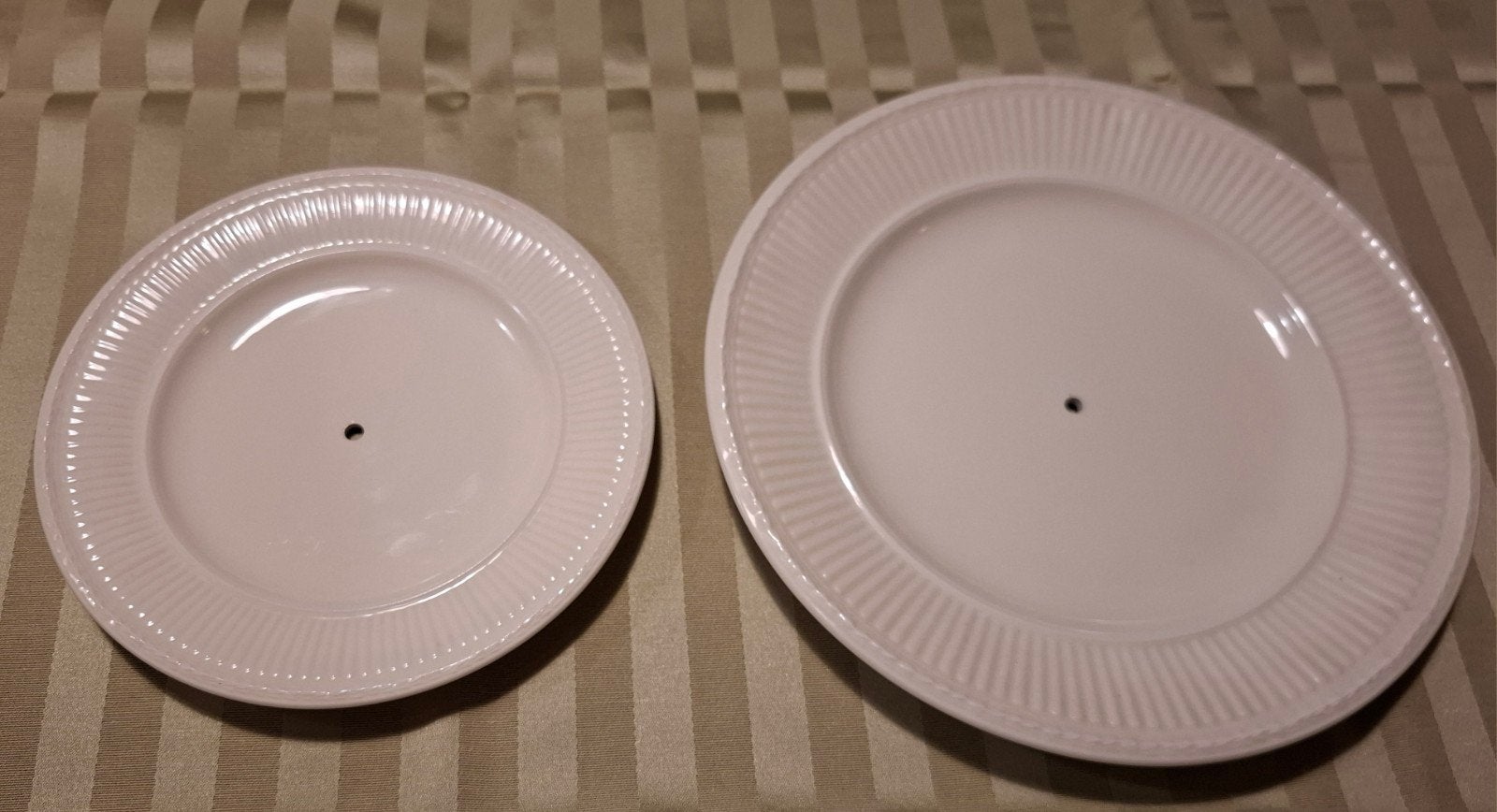 Wedgewood: 2 bordjes die voor een etagiere zijn., Ophalen, Klassiek, Zo goed als nieuw, Bord(en)