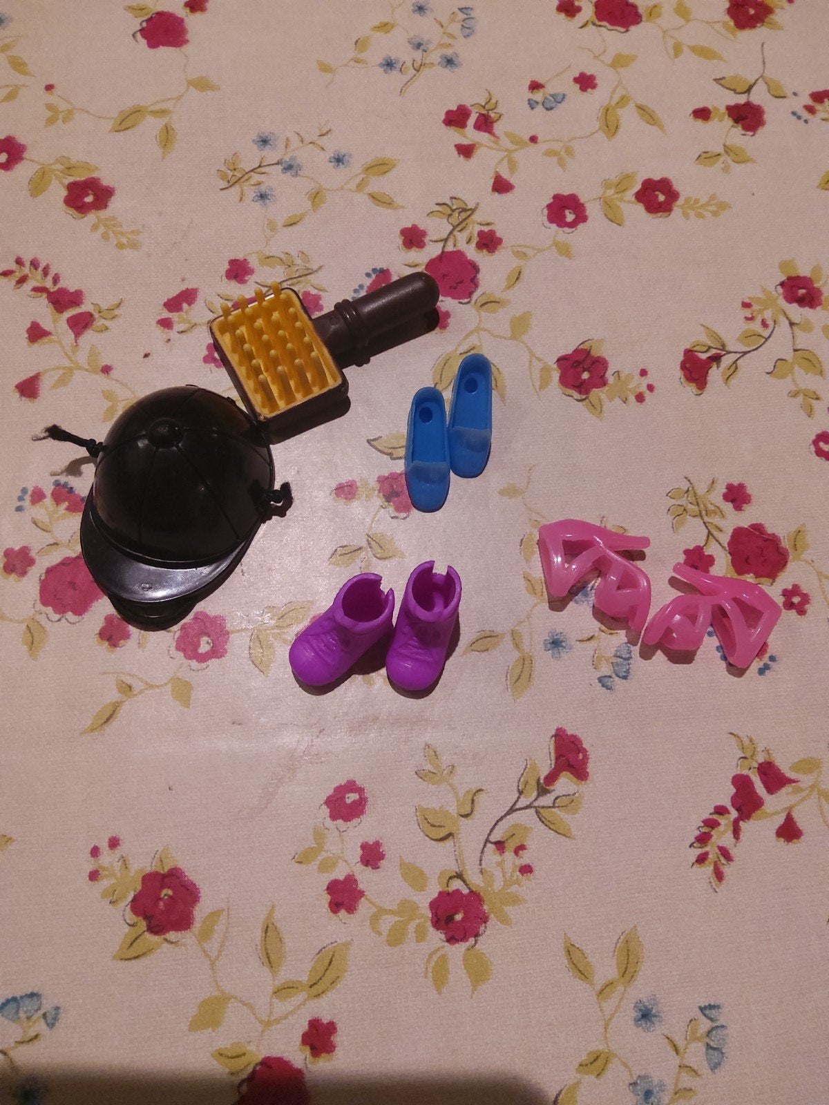 Barbie paardrijhelm, borstel en schoenen, Ophalen of Verzenden, Gebruikt, Meisje