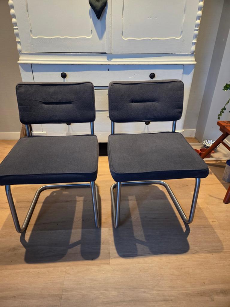 Twee eetkamerstoelen met  buisframe., Ophalen of Verzenden, Grijs
