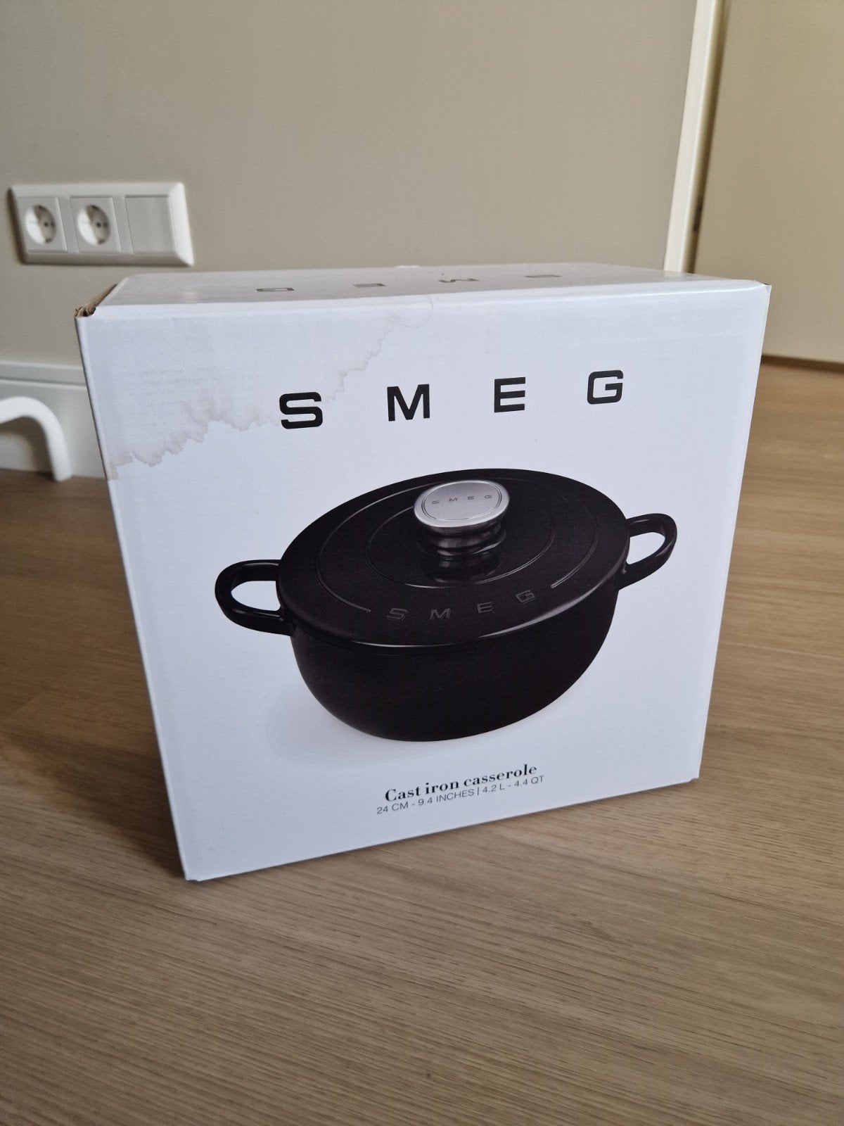 Nieuwe Smeg Gietijzeren Braadpan - 24 cm, 4.2L, Nieuw, Ophalen of Verzenden, Met deksel, Overige merken