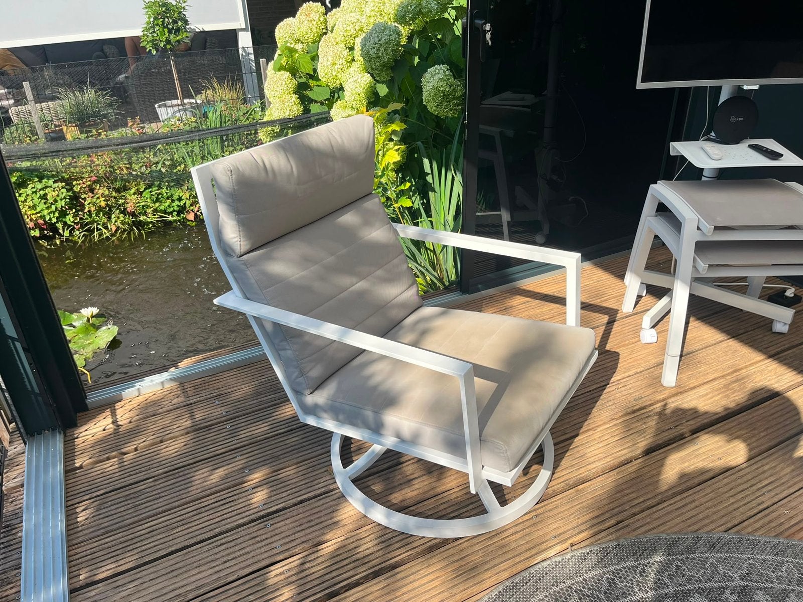 Comfortabele tuinstoel met licht verkleurd kussen, Ophalen, Gebruikt, Aluminium