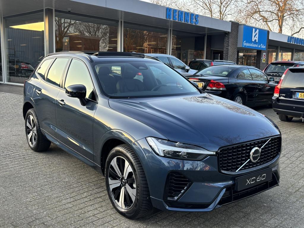 Volvo XC60 T6 Recharge 350pk Md 24 AWD Plus Dark Pano Keyles, Auto's, Volvo, Automaat, Gebruikt, Blauw, 80 km