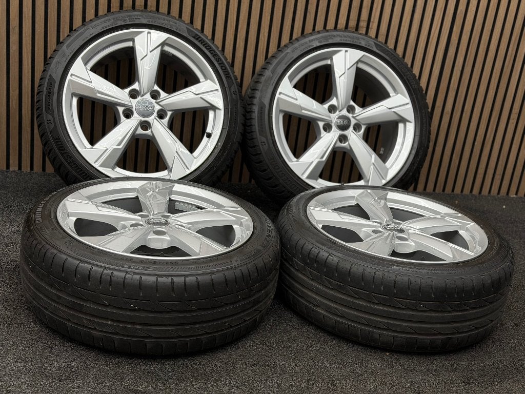 Originele 18 inch Audi A4 B9 5x112 ET39 66.5 Bridgestone, Ophalen, 18 inch, ., Banden en Velgen