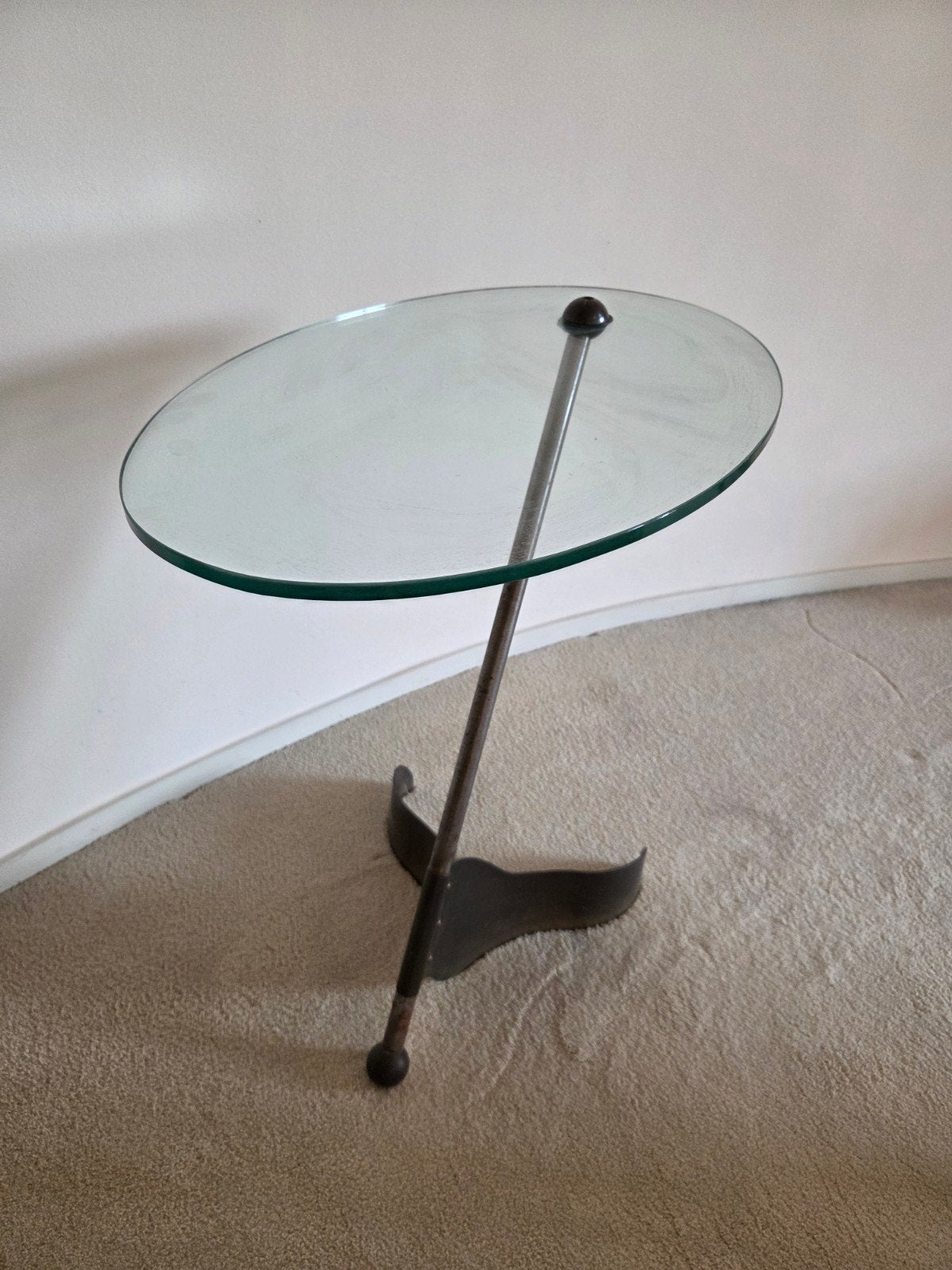 Design glazen tafeltje met messing voet, ovaal blad, Ophalen, Gebruikt, 55 tot 75 cm, Glas