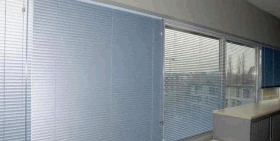 1x Luxaflex, 117B x 130H, zacht blauw met zilveren glans., 100 tot 150 cm, Blauw, 100 tot 150 cm, Ophalen of Verzenden