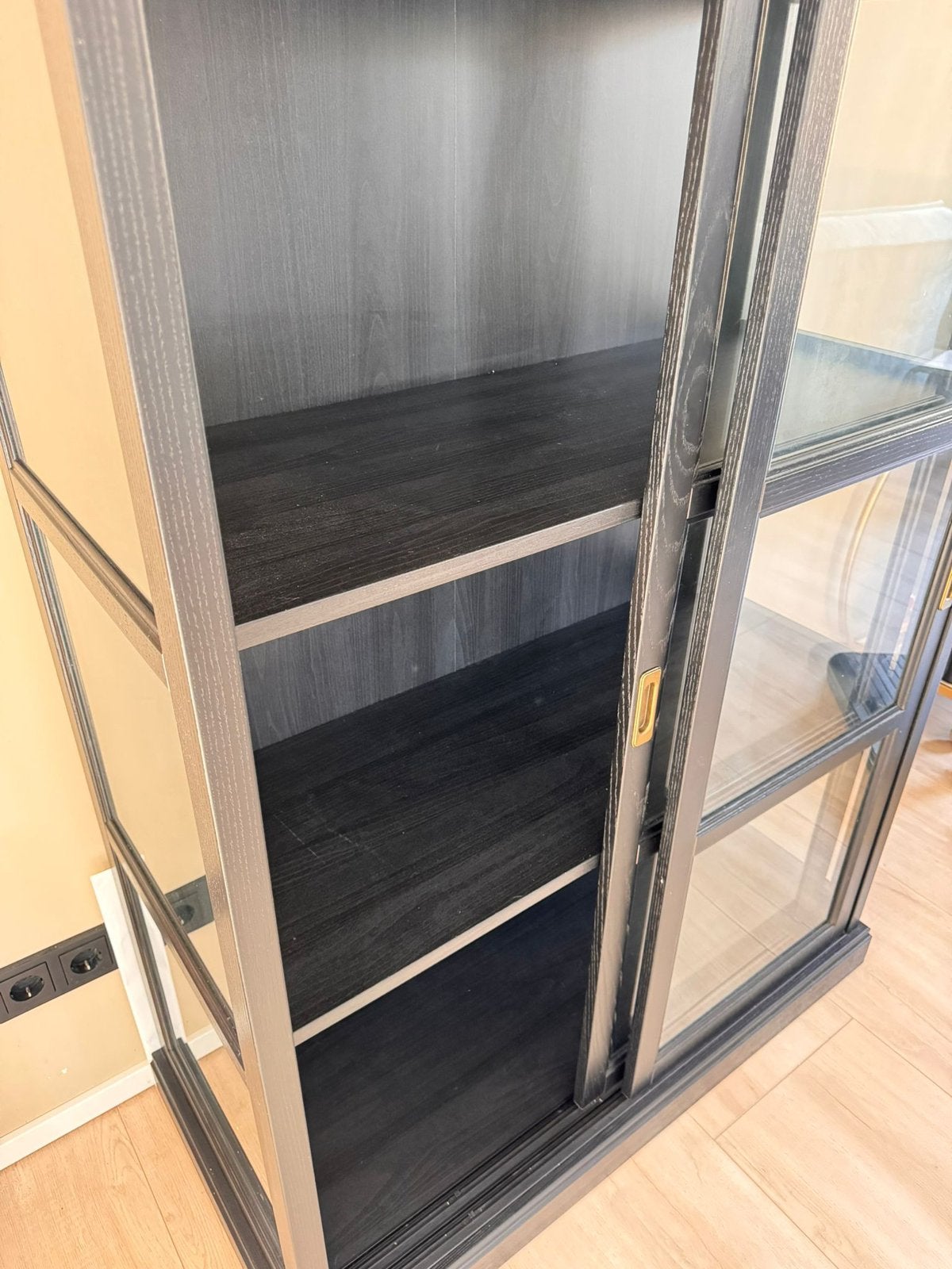 Zwarte vitrinekast met glazen schuifdeuren, Huis en Inrichting, Ophalen, Gebruikt, 100 tot 150 cm, 100 tot 150 cm
