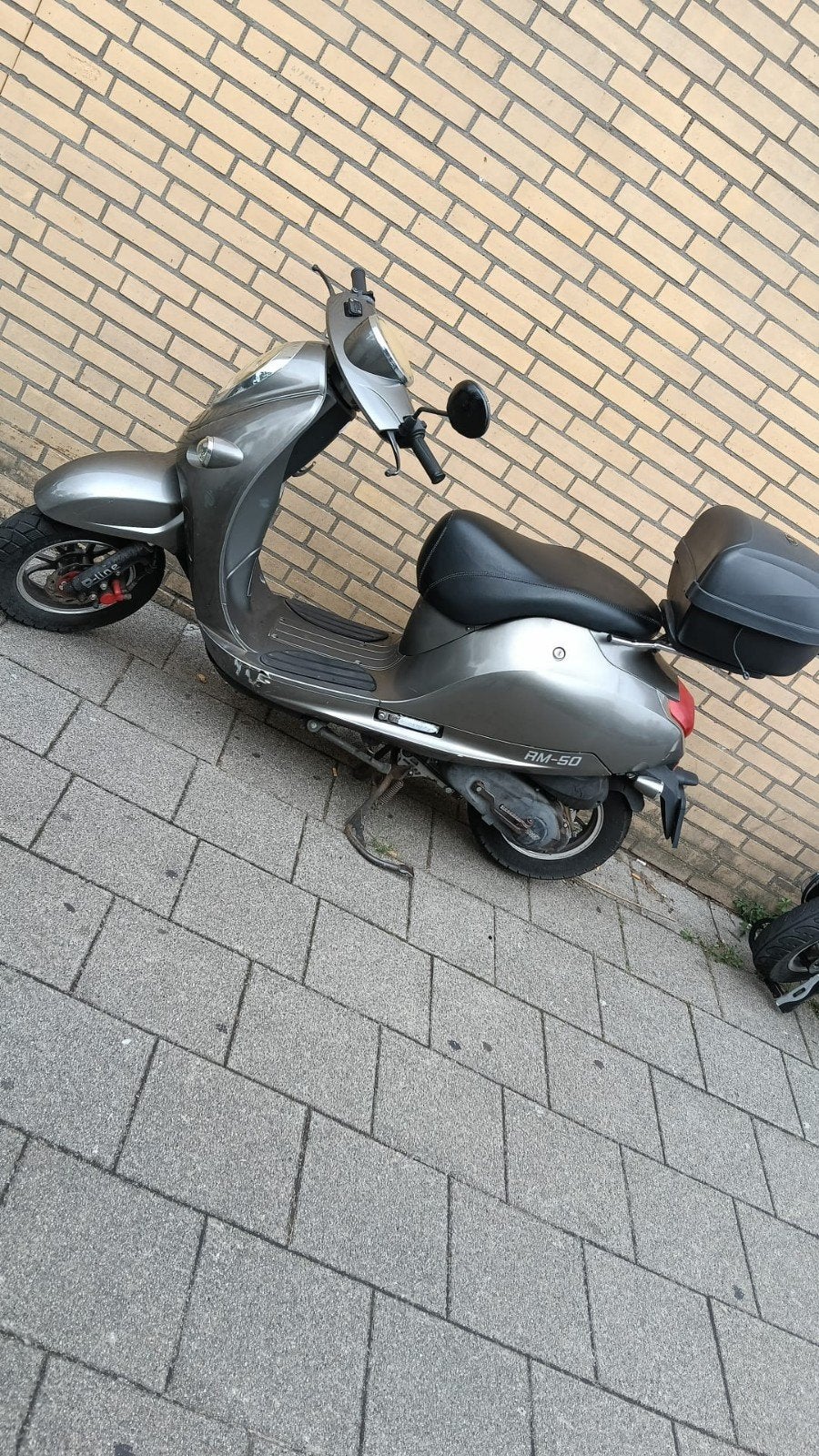 Grijze RM-50 Scooter met Topkoffer - Goede Staat, Fietsen en Brommers, Snorfietsen en Snorscooters, Ophalen of Verzenden, Gebruikt