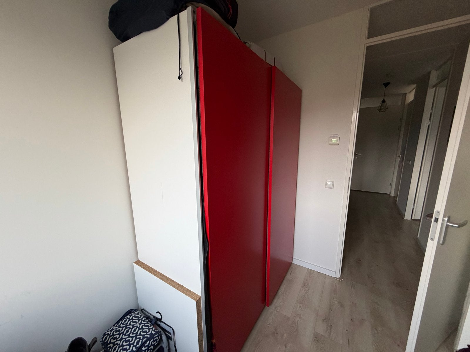 IKEA PAX Kledingkast met Schuifdeuren (Rood/Wit), Ophalen, 100 tot 150 cm, 200 cm of meer, Zo goed als nieuw