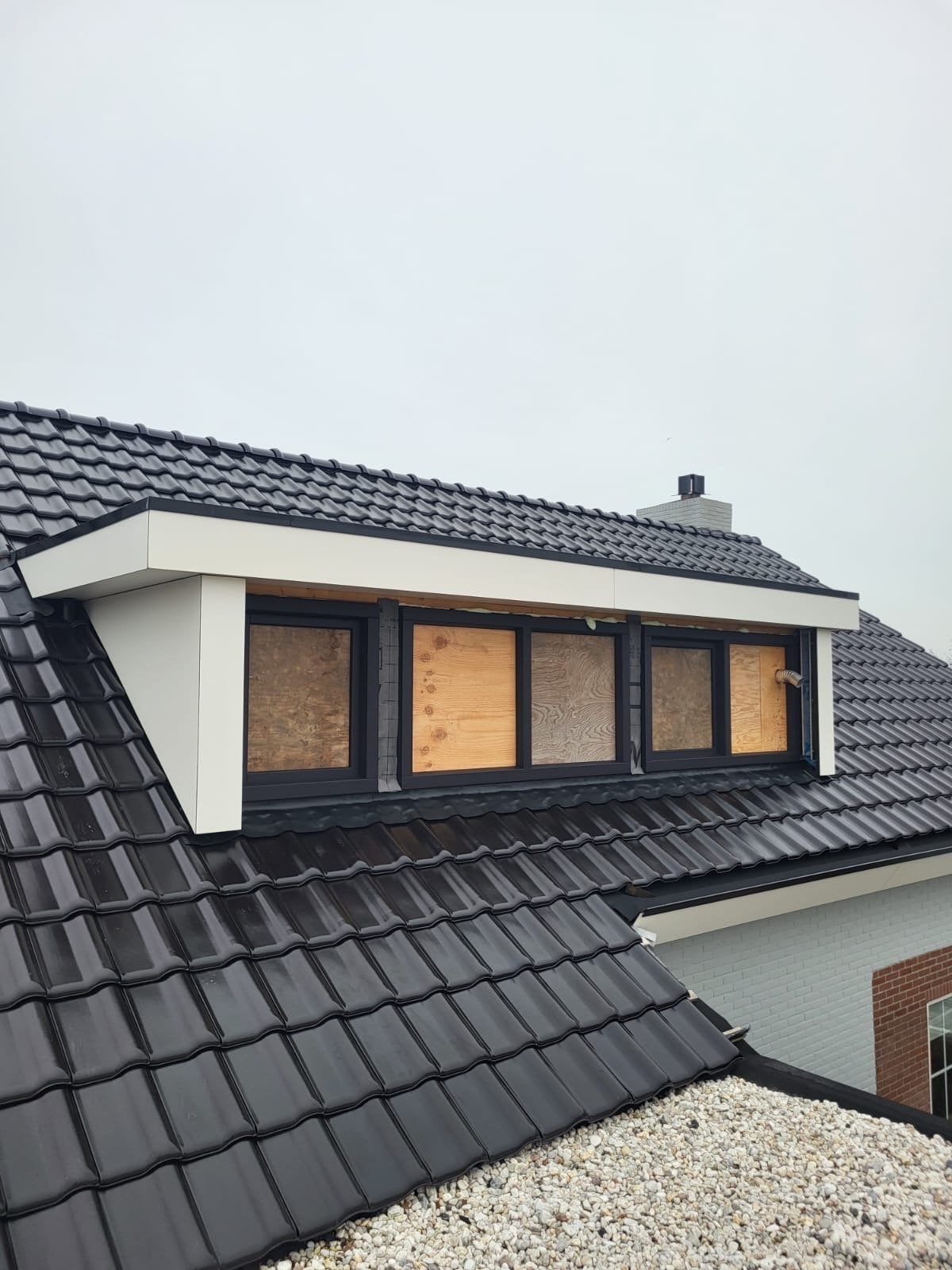 Restpartij Wienerberger Alegra 10 dakpannen zwart, Ophalen, Steen of Klei, Zwart, Nieuw
