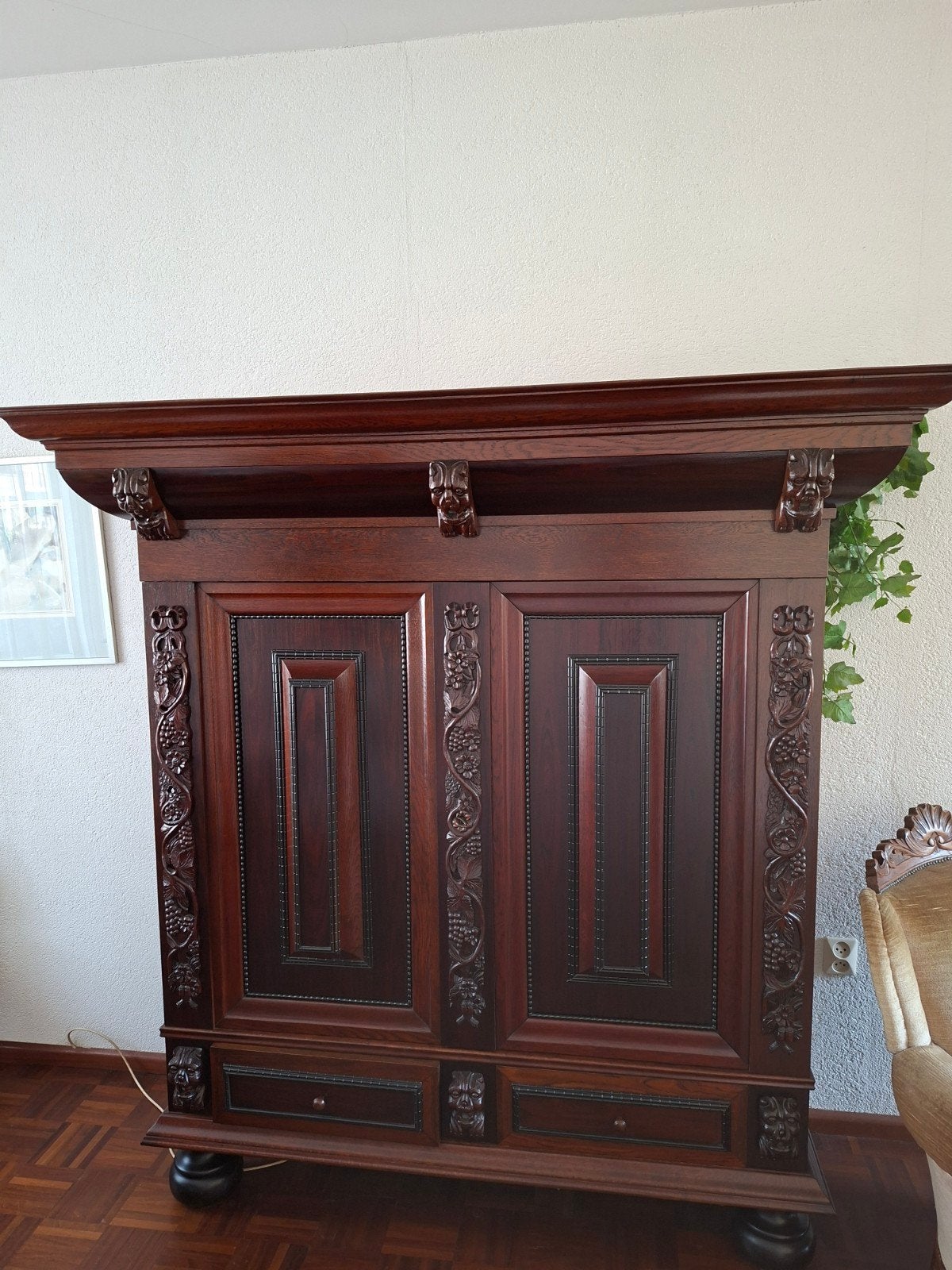 Antieke massief houten kast met rijk houtsnijwerk, Ophalen