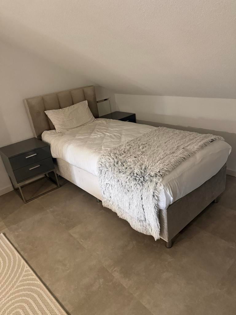 Comfortabel eenpersoons boxspring met gestoffeerd hoofdbord, 90 cm, Eenpersoons, Ophalen of Verzenden, Zo goed als nieuw