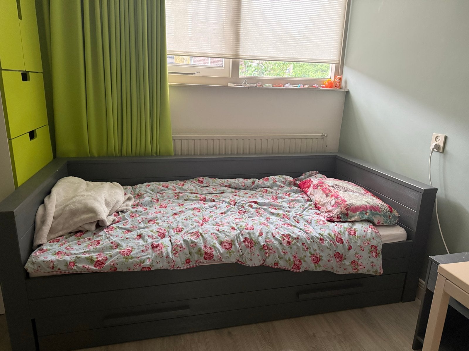 1 persoons Bed met lade en wieltjes - Grijs, Huis en Inrichting, Ophalen, Gebruikt, 90 cm, Eenpersoons