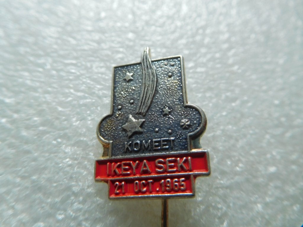 speldje Ikeya Seki 21 oct. 1965, Verzamelen, Speldjes, Pins en Buttons, Verzenden, Zo goed als nieuw, Overige onderwerpen