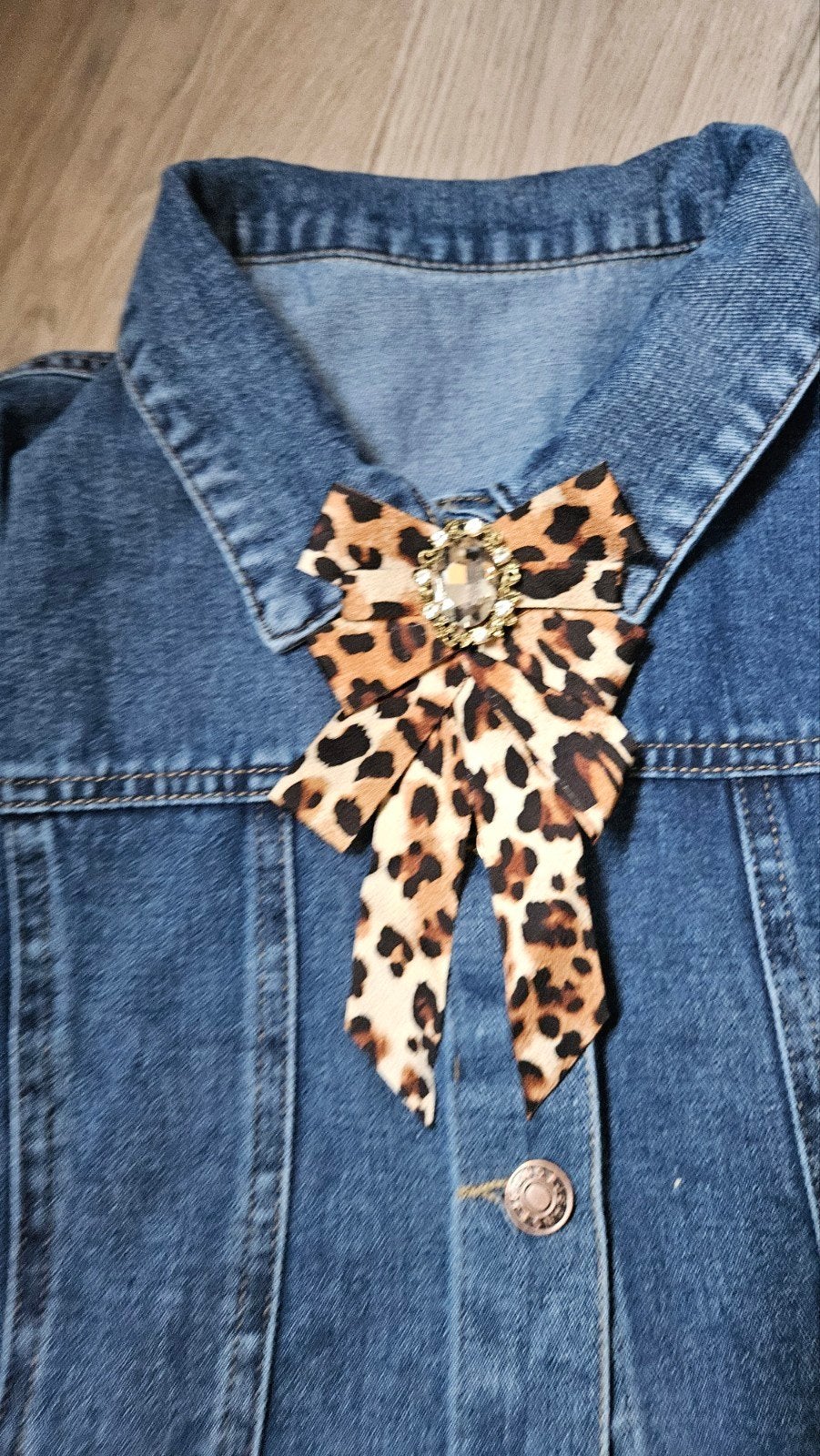 Leopardprint strikbroche met strass, Onbekend, Ophalen of Verzenden, Zo goed als nieuw