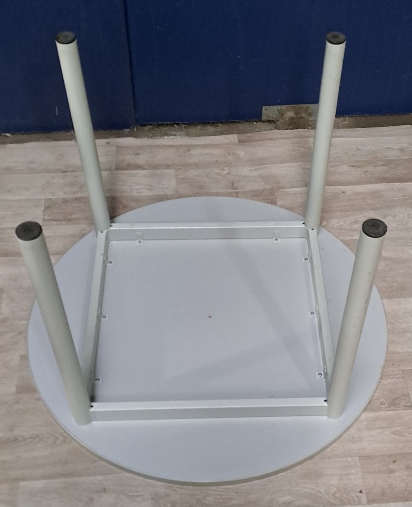 Speelgoedtafel / bijzettafel met metalen onderstel, Gebruikt, Metaal of Aluminium, Rond, 75 cm of meer