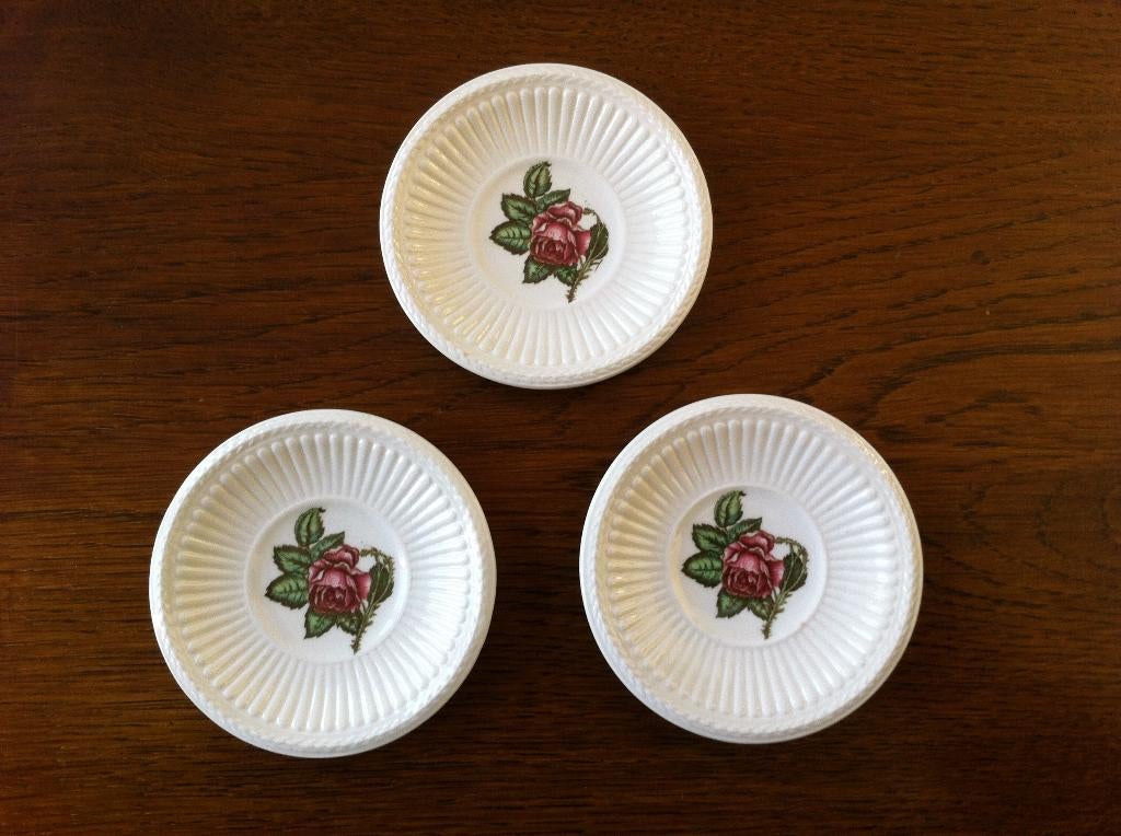 3 Wedgwood "Moss Rose" Bonbon/Theezakjes Bordjes Nieuw, Nieuw, Ophalen of Verzenden, Bord(en), Overige stijlen