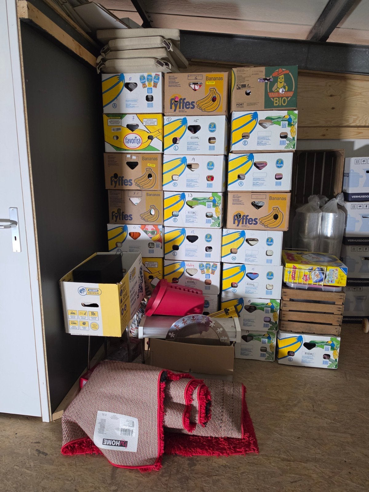 26 dozen rommelmarktspullen kleding knuffels speelgoed, Ophalen, Zo goed als nieuw