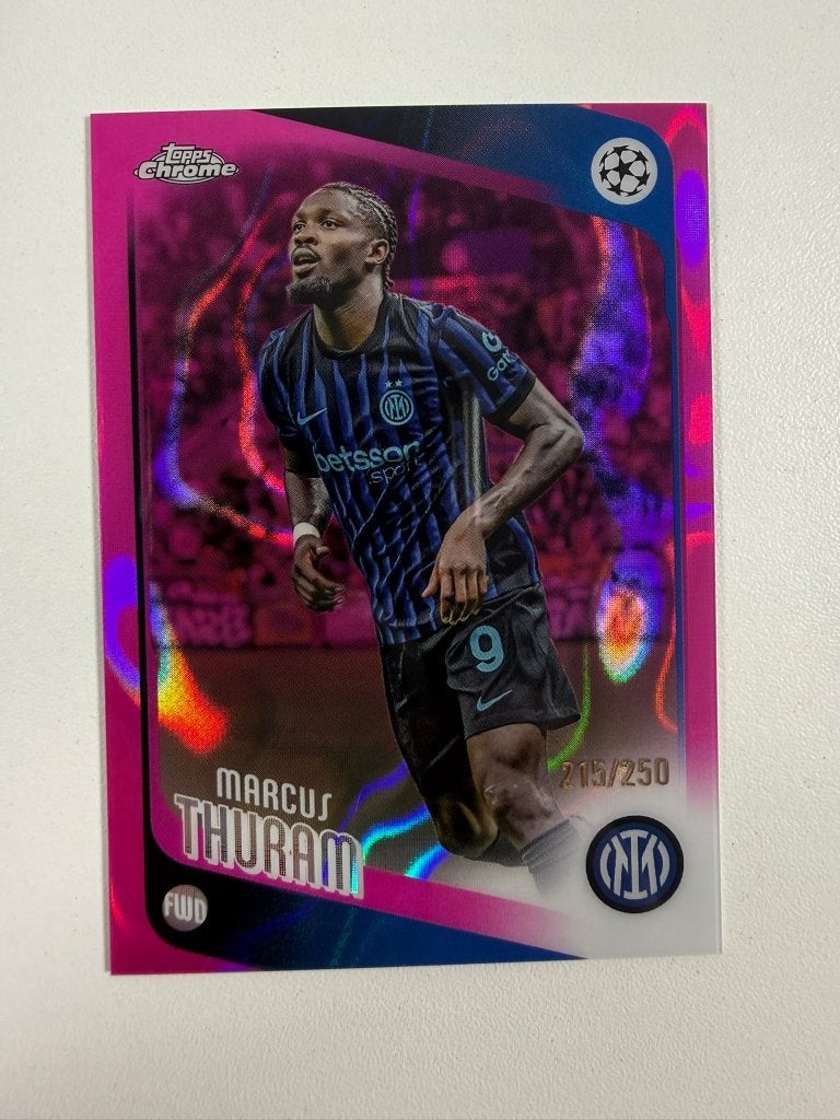48 Marcus Thuram /250 Pink Lava Topps Chrome 2025-26, Ophalen of Verzenden, Nieuw, Buitenlandse clubs, Poster, Plaatje of Sticker