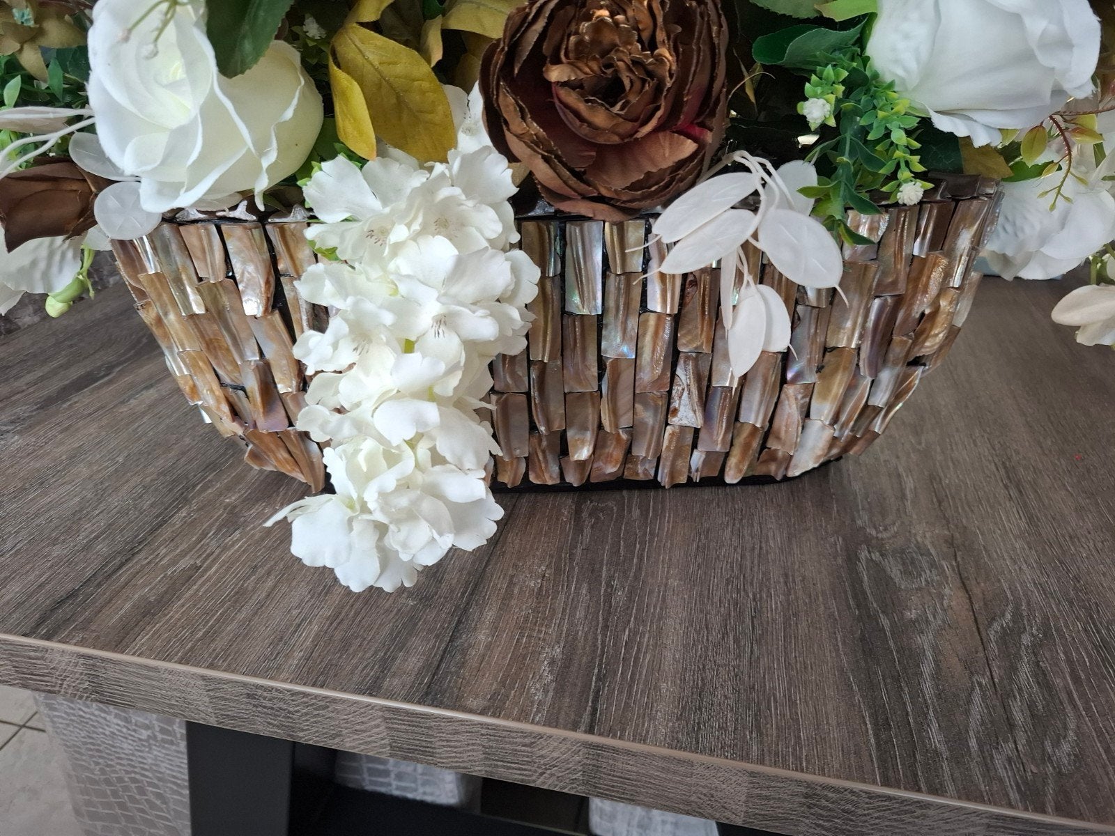 Prachtig bloemstuk in schelpenmand - Zo goed als nieuw, Meerkleurig, Ophalen of Verzenden, Zo goed als nieuw, Natuurlijk materiaal