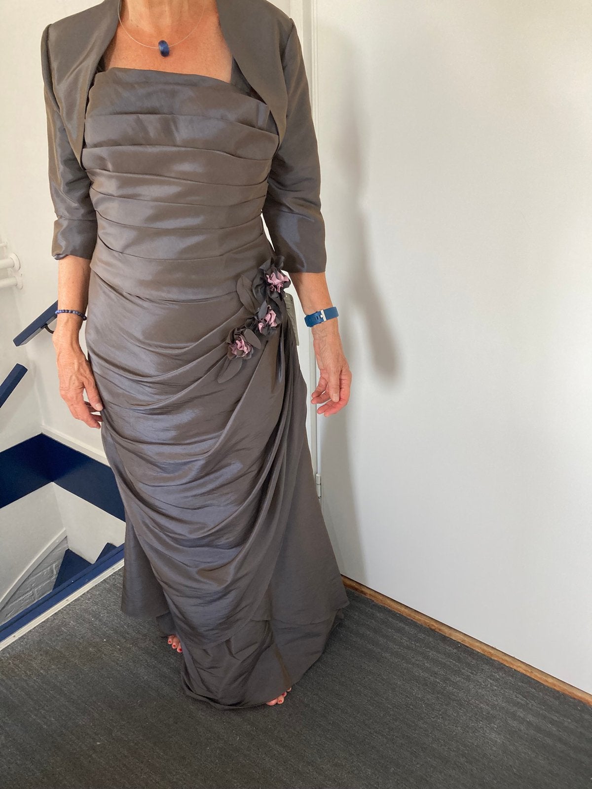 Chique lange jurk taupe kleurig met bolero., Maat 38/40 (M), Overige typen, Bruin, Nieuw