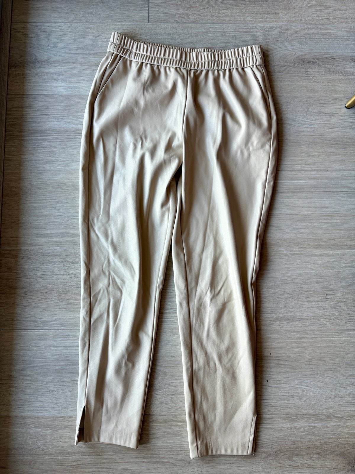 Nieuwe VILA imitatie leren broek met splitjes - Maat 40, Maat 38/40 (M), Beige, Ophalen of Verzenden, Zo goed als nieuw